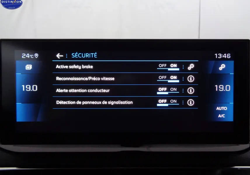 Écran tactile intérieur du Peugeot 3008 2023 montrant les réglages de sécurité activés en mode nuit.