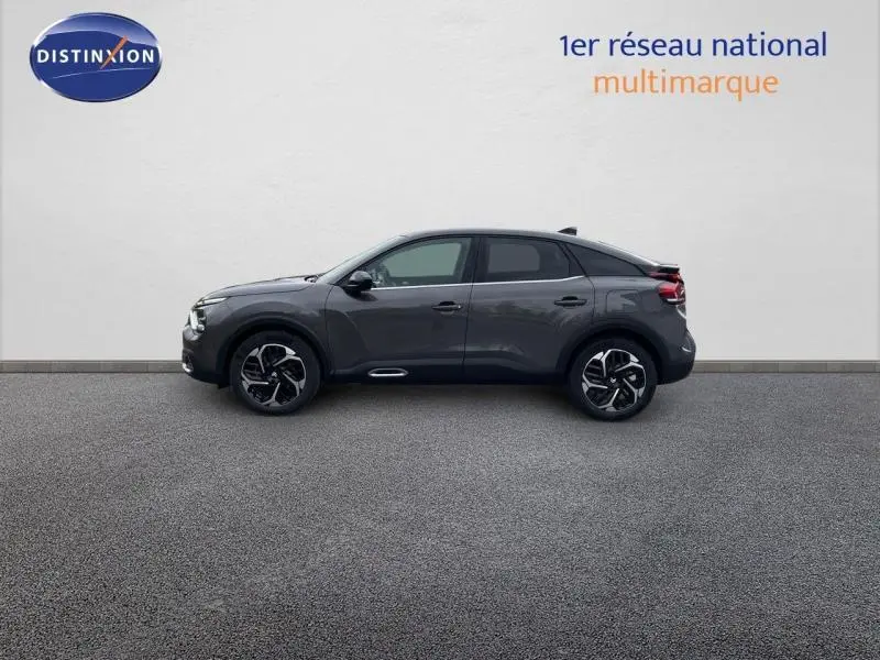 Profil droit d'une Citroën C4 gris métallisé 2024 avec jantes alliage au design moderne sur fond neutre.