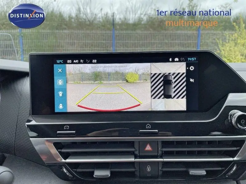 Vue intérieure du tableau de bord de la Citroën C4 gris, écran tactile affichant la caméra de recul et l'aide au stationnement.