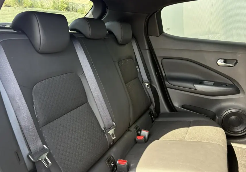 Vue latérale droite de la banquette arrière noire en tissu et TEP du Nissan Juke 2024 Gris Dark Metal.