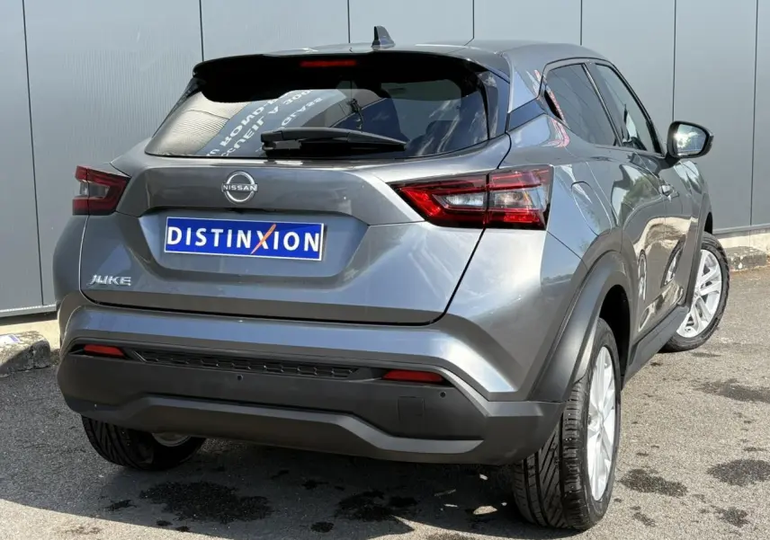 Vue 3/4 arrière droite du Nissan Juke gris Dark Metal avec feux LED et jantes alliage 17 pouces.