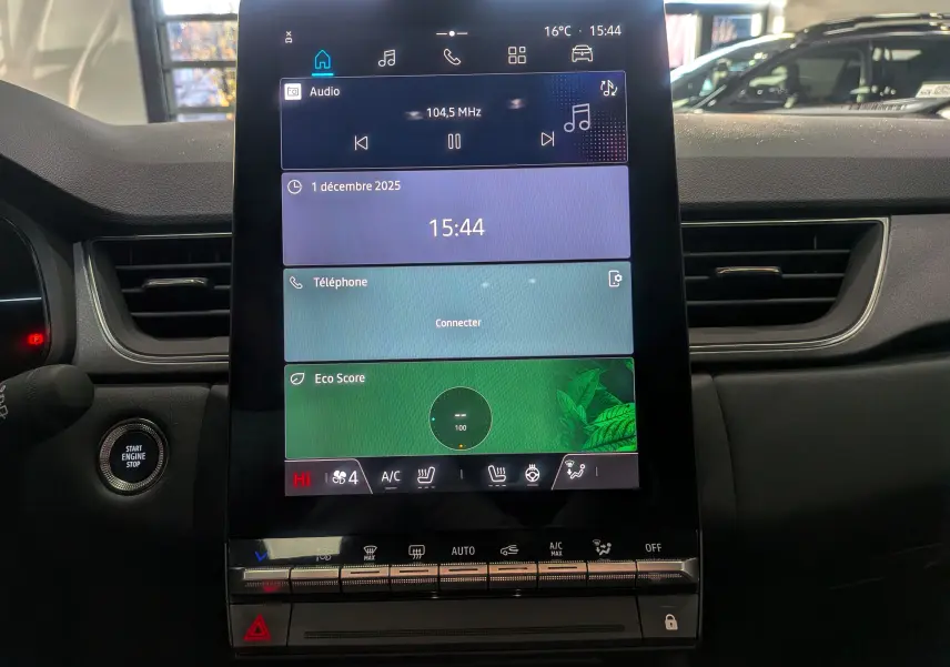 Écran tactile central du tableau de bord du Renault Captur 2025 affichant radio, téléphone et climatisation.