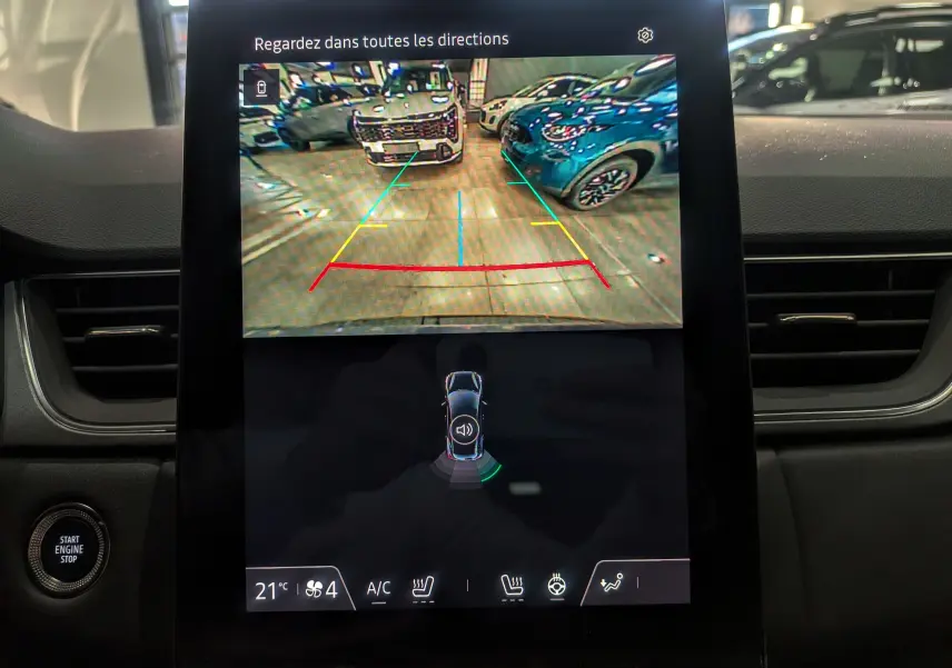 Affichage de la caméra de recul sur écran central du Renault Captur Bleu Iron toit noir, avec lignes de guidage colorées.
