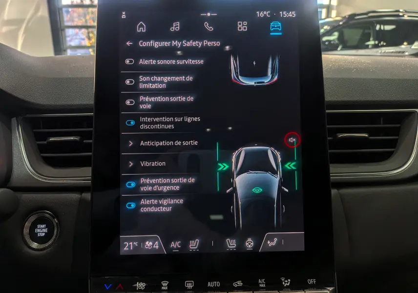 Écran tactile central du Renault Captur 2025 affichant les options d'aide à la conduite et la climatisation.