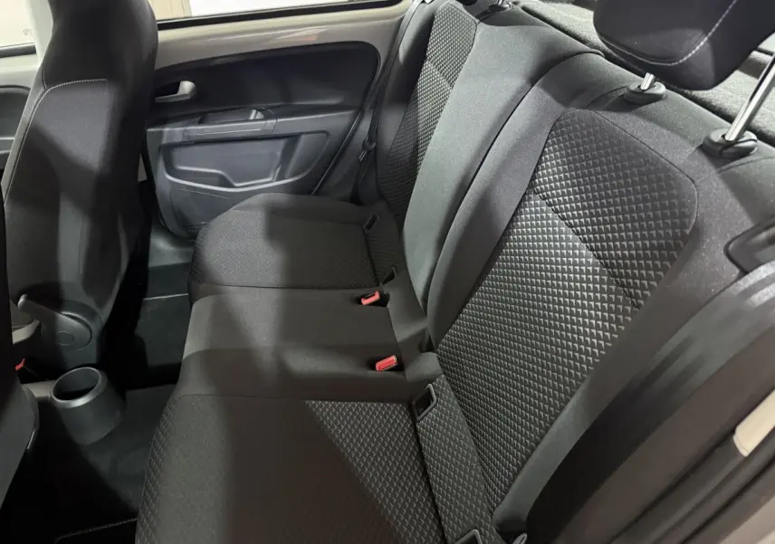 Vue intérieure côté droit de la banquette arrière gris foncé avec motifs géométriques du Volkswagen Up 1.0 65 Active 2022.