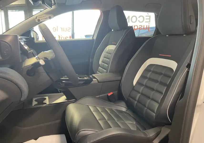 Vue intérieure côté conducteur du Citroën C5 Aircross 2026, sièges noirs avec inserts gris et détails rouges.