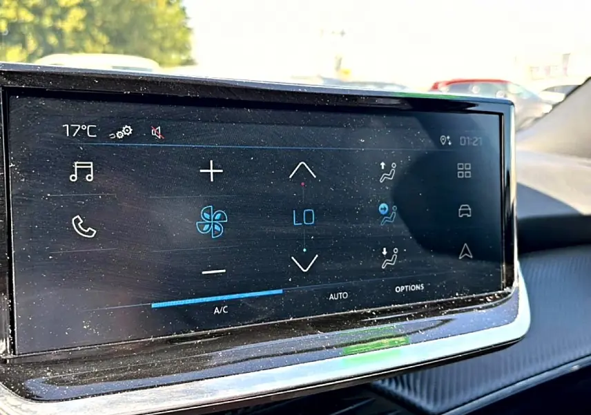 Écran tactile central du Peugeot 2008 1.2 100 style affichant les réglages de climatisation automatique.