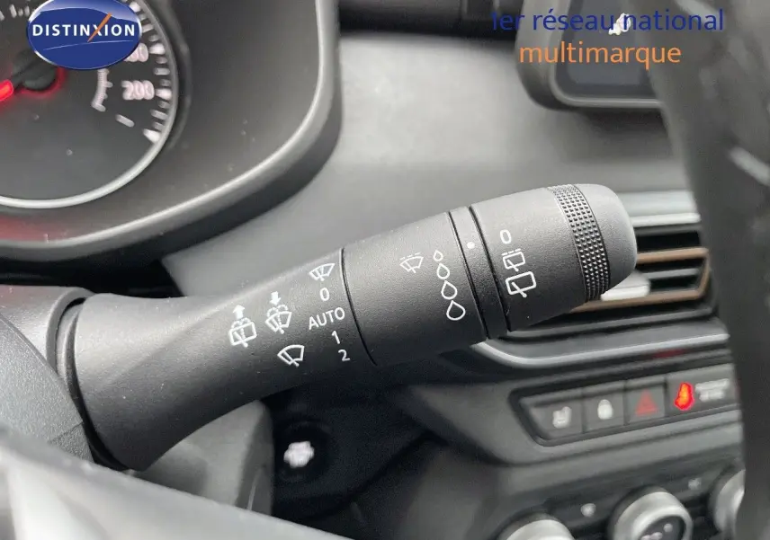 Gros plan sur la commande des essuie-glaces du tableau de bord intérieur du Dacia Jogger 2024 noir nacré.