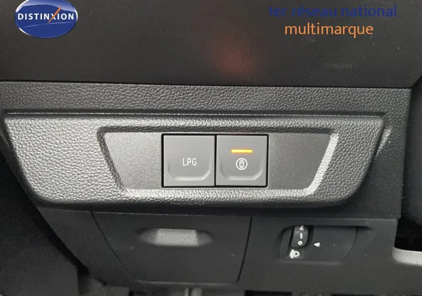 Gros plan sur les commandes LPG et verrouillage central, tableau de bord noir intérieur du Dacia Jogger 2024.