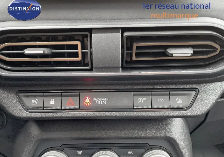 Vue rapprochée du tableau de bord de la Dacia Jogger 2024, montrant les aérateurs et les commandes centrales.