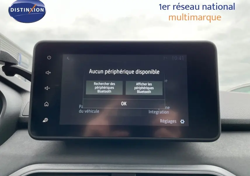 Écran tactile central du tableau de bord du Dacia Jogger 2024 affichant un message Bluetooth, vue de face.