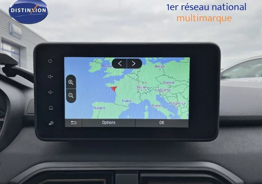 Écran tactile central affichant une carte de navigation dans l'habitacle du Dacia Jogger noir nacré, vue de face.