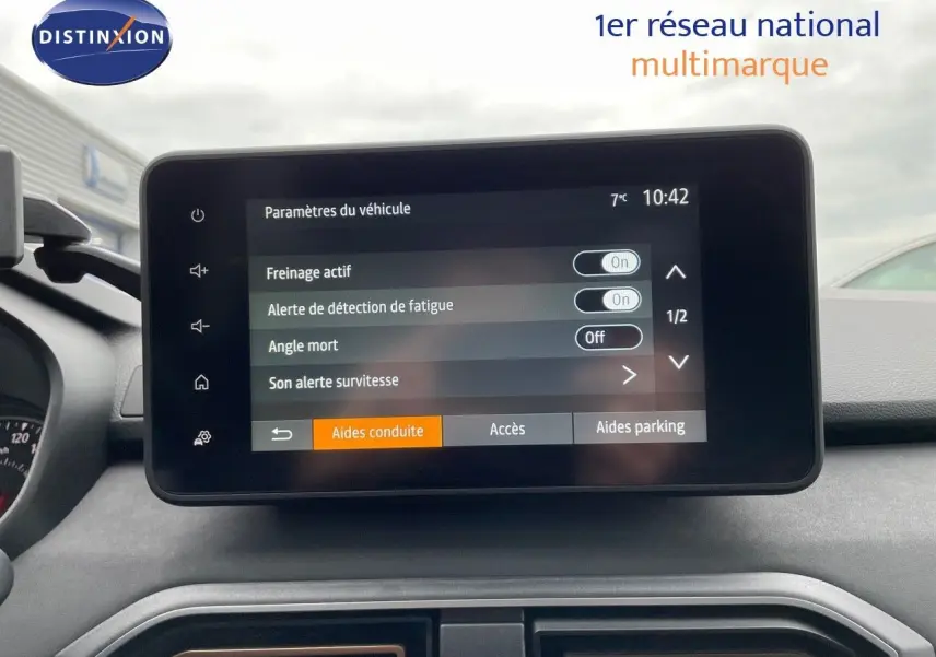 Écran tactile central du tableau de bord du Dacia Jogger 2024 affichant les aides à la conduite, intérieur gris.