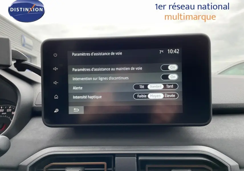 Vue de face de la Dacia Jogger 1.0 ECO-G 100ch Extreme 7 places en noir nacré métallisé, avec calandre et phares visibles.