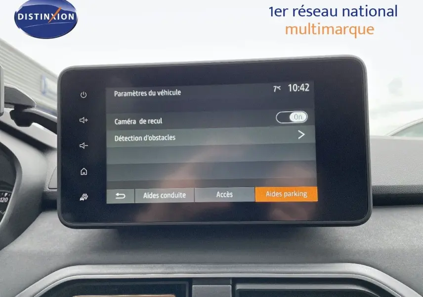 Écran tactile central du Dacia Jogger 2024 affichant les paramètres d’aide au parking et caméra de recul.