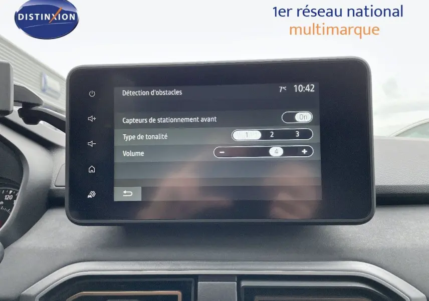 Vue intérieure centrée sur l'écran tactile du tableau de bord du Dacia Jogger noir nacré 2024, affichant les réglages d'aide à la conduite.
