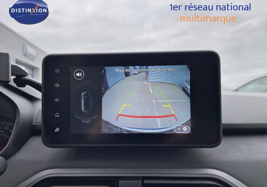 Écran tactile intérieur montrant la caméra de recul du Dacia Jogger noir nacré, vue de face du tableau de bord.