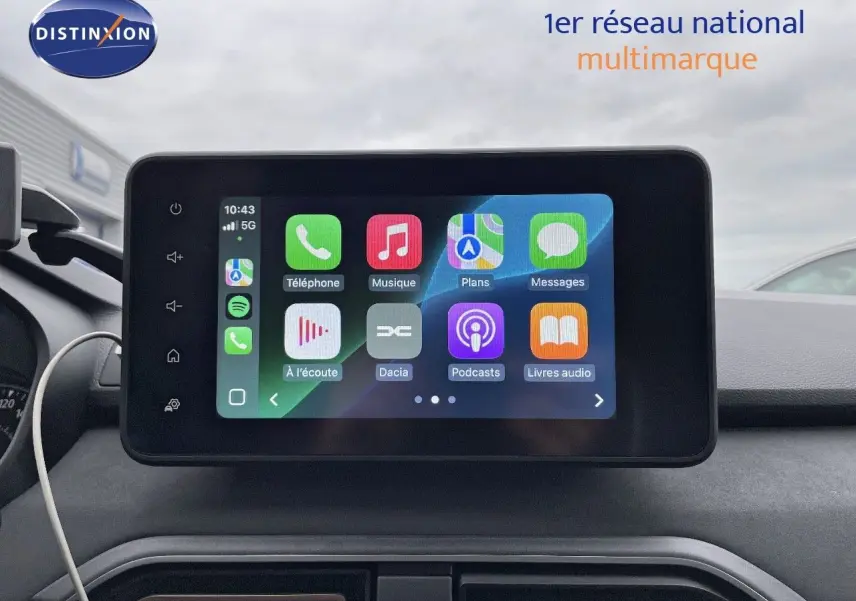 Écran tactile central de la Dacia Jogger 2024 affichant les applications Apple CarPlay, vue intérieure avant.