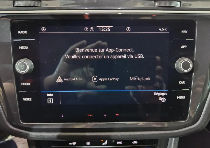 Écran tactile central du Volkswagen Tiguan 1.5 TSI 2021 affichant App-Connect avec options Android Auto et Apple CarPlay.