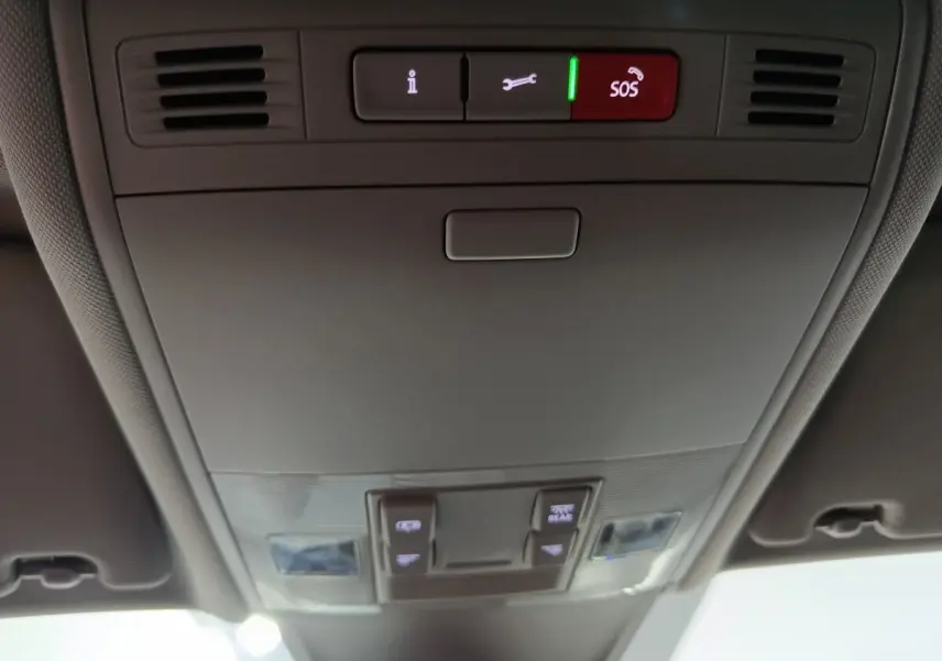 Vue intérieure du panneau de commandes au plafond du Volkswagen Tiguan 1.5 TSI 130 BMV6 Life Business, avec boutons SOS et éclairage.