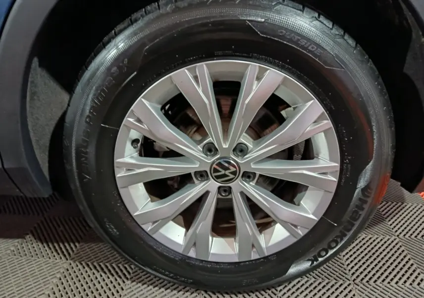 Gros plan sur la jante alliage argentée avec logo Volkswagen au centre, montée sur pneu Hankook noir.