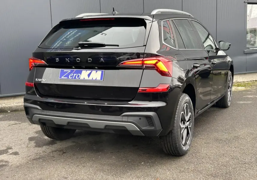 Vue 3/4 arrière droite d’un Skoda Kamiq noir Magic avec feux LED et jantes alliage 16 pouces visibles.