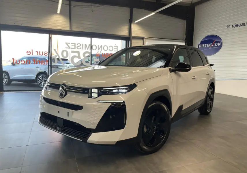 Citroën C5 Aircross blanc Okenite vue 3/4 avant en intérieur, toit noir et jantes noires brillantes.