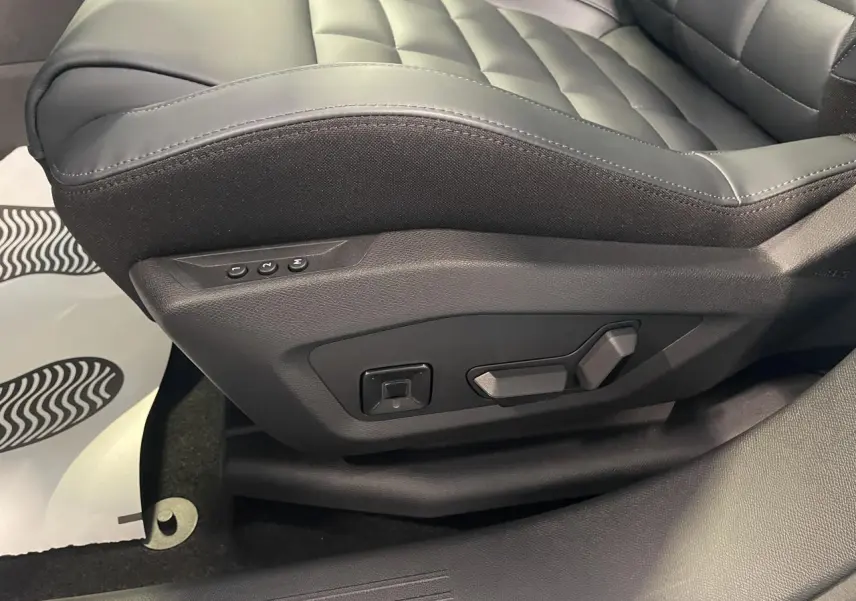 Gros plan sur les commandes de réglage électrique du siège avant en cuir noir matelassé du Citroën C5 Aircross.