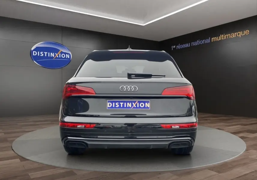 Vue arrière d'un Audi Q5 noir 2022 avec feux LED et double sortie d'échappement intégrée au pare-chocs.