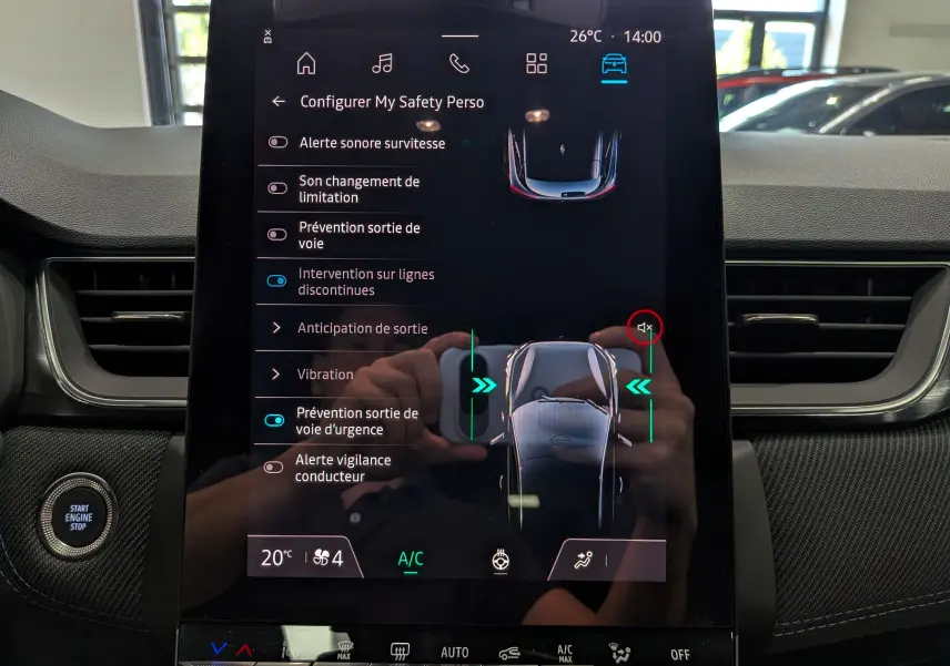Écran tactile central du Renault Captur E-TECH 2026 affichant les réglages d’aides à la conduite, avec tableau de bord noir.