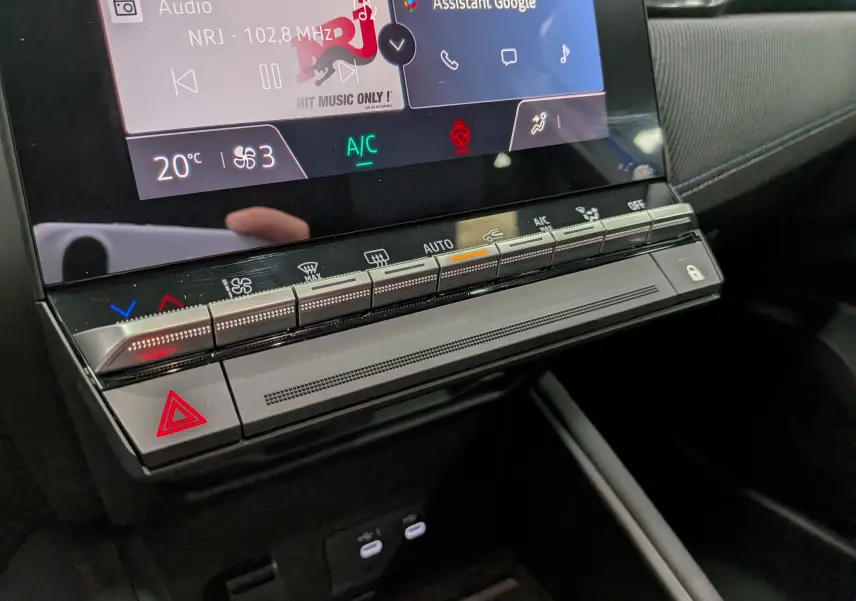 Détail de la console centrale du Renault Captur E-TECH 2026, avec commandes climatisation et écran tactile.