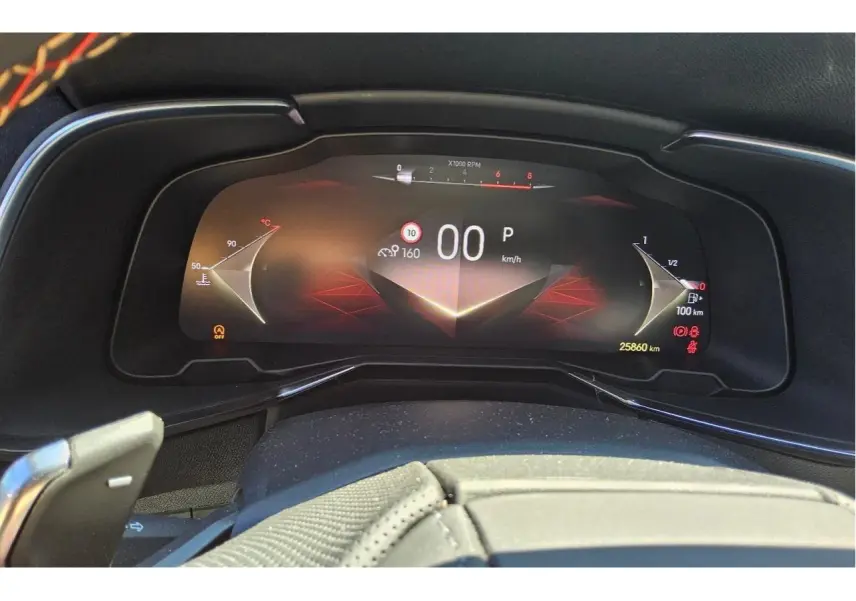 Tableau de bord numérique du DS7 2024 affichant la vitesse à 0 km/h, avec détails lumineux rouges et noirs.