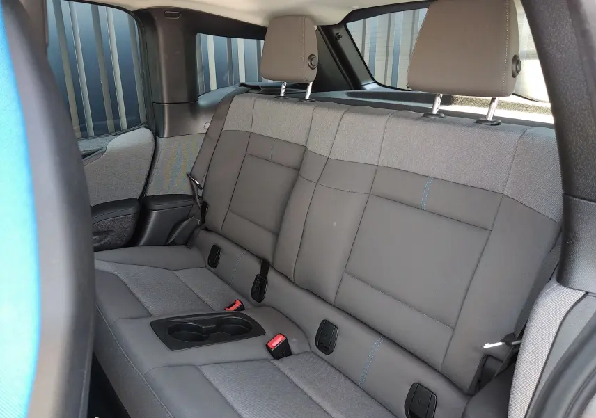 Vue intérieure arrière de la banquette grise avec surpiqûres bleues de la BMW i3 électrique édition Windmill 2022.
