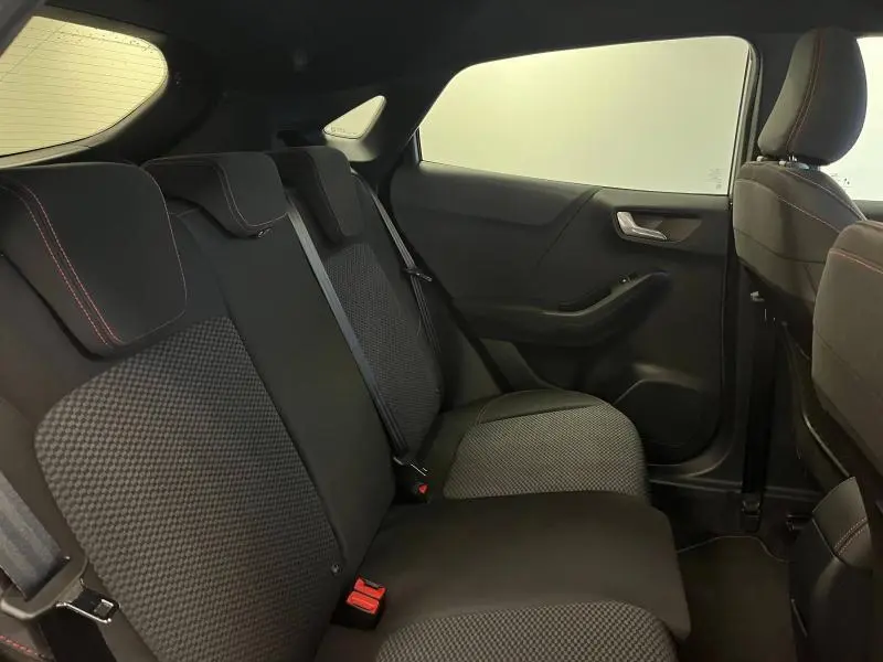 Vue intérieure côté droit des sièges arrière noirs avec surpiqûres rouges du Ford Puma 2021 finition ST-Line.