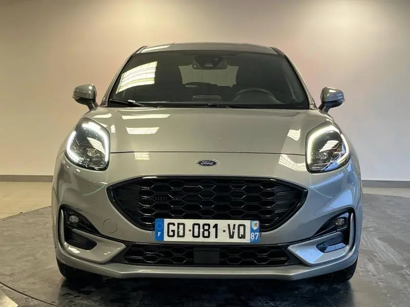 Vue frontale d'une Ford Puma gris Solar métallisée avec phares LED et calandre noire hexagonale.