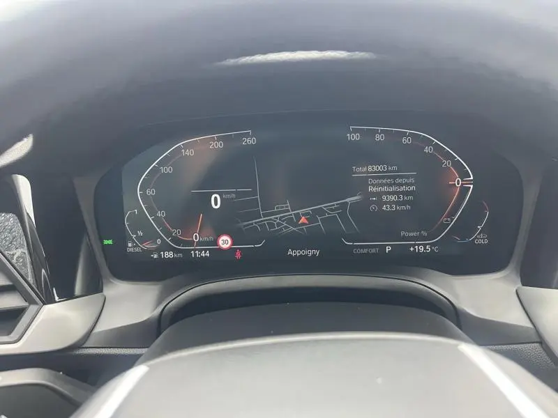 Tableau de bord numérique de BMW Série 3 316dA en vue frontale, affichant vitesse, navigation et température.