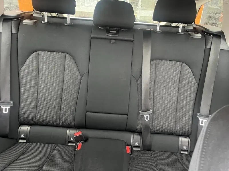 Vue arrière des sièges arrière en tissu noir Sensatec de la BMW Série 3 316dA Business Design 2021.