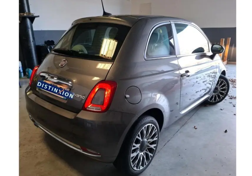 Vue 3/4 arrière droite d'une FIAT 500 Gris Electroclash 2022 avec feux arrière allumés et jantes multibranches.