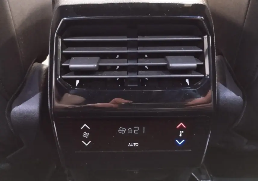 Détail de la commande de climatisation arrière noire avec affichage digital et aérateurs du Peugeot 5008 Bleu Ingaro 2025.