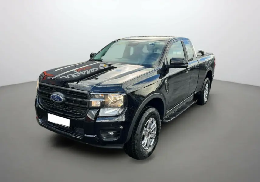 Ford Ranger TDCI 170 XLT Supercab noir shadow, vue 3/4 avant droit avec marchepieds et arceaux inox visibles.