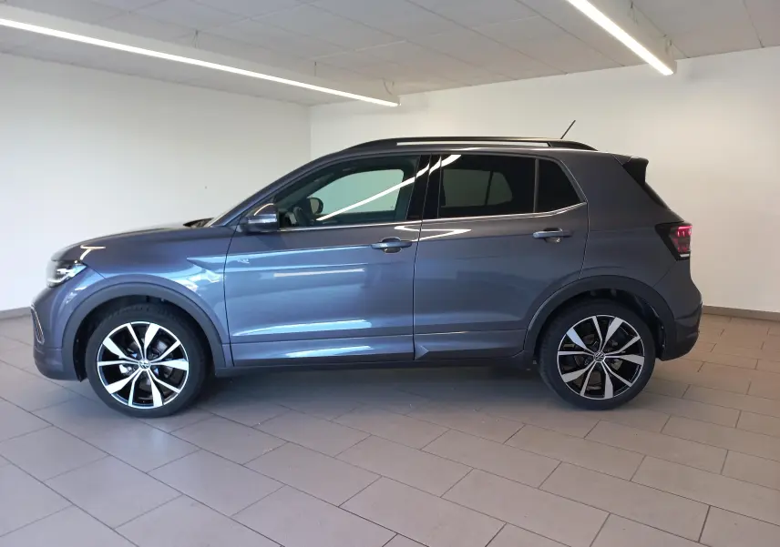 Volkswagen T-Cross gris cendré vu de profil côté gauche avec jantes alliage 18 pouces Misano.