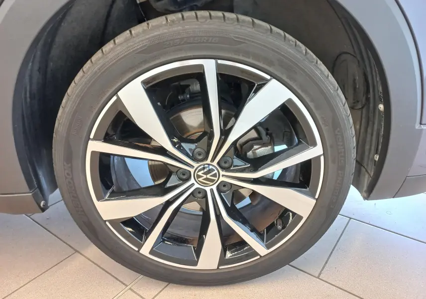 Gros plan sur la jante alliage 18 pouces bicolore du Volkswagen T-Cross Gris Cendré, version R-Line Edition 2025.