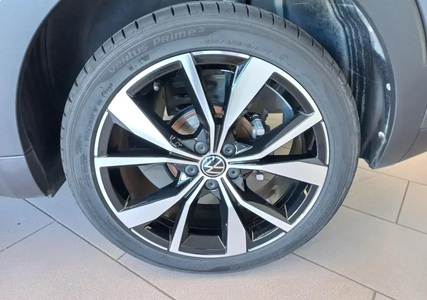 Gros plan sur la jante alliage 18 pouces bicolore « Misano » du Volkswagen T-Cross gris cendré, version R-Line Edition.