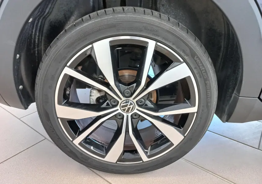 Gros plan sur la jante alliage 18 pouces bicolore « Misano » du Volkswagen T-Cross Gris Cendré, version R-Line Edition.