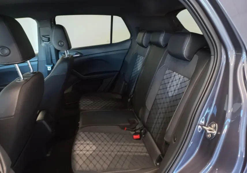 Vue intérieure côté droit des sièges arrière du Volkswagen T-Cross 2025, tissu noir à motif losange.