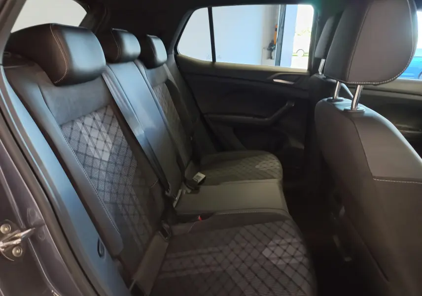 Vue intérieure côté droit des sièges arrière en tissu gris à motifs du Volkswagen T-Cross 1.0 TSI 116 DSG7 R-Line Edition 2025.