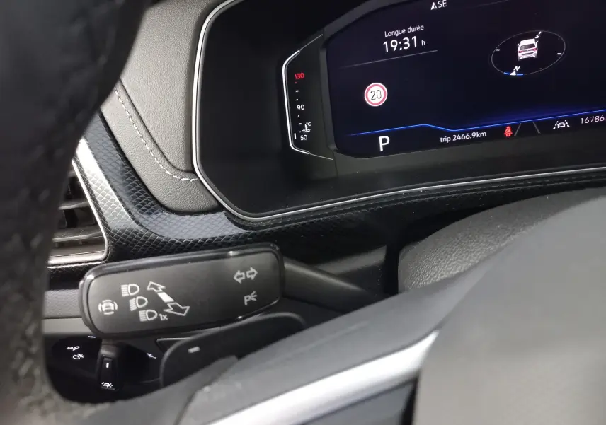 Vue rapprochée du tableau de bord numérique et du commodo gauche du Volkswagen T-Cross 1.0 TSI 116 DSG7 R-Line Edition.