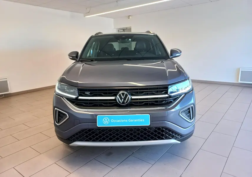 Vue frontale d'un Volkswagen T-Cross 1.0 TSI 116 DSG7 R-Line Edition en gris cendré avec calandre R-Line distinctive.