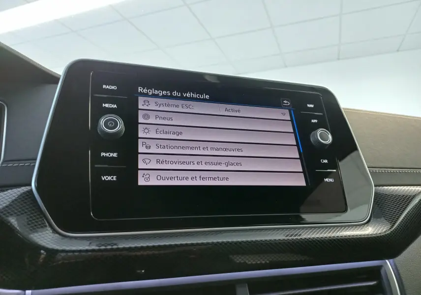 Écran tactile central du Volkswagen T-Cross 2025 affichant les réglages du véhicule dans un intérieur moderne.