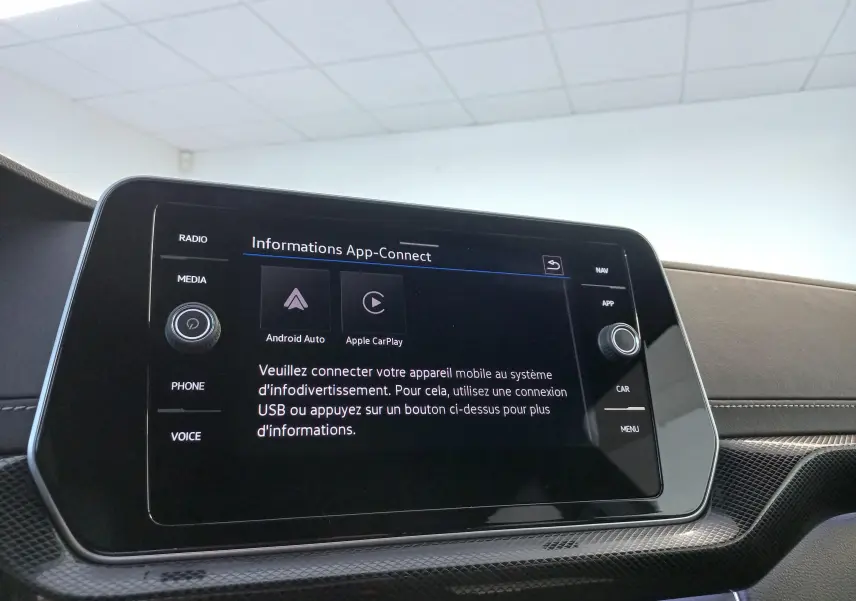Écran tactile central du Volkswagen T-Cross 2025 affichant les options Android Auto et Apple CarPlay, avec finition intérieure noire.